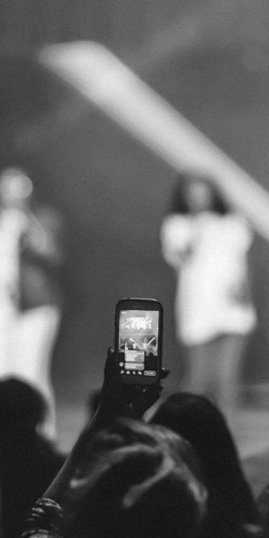 Audience member capturing event presentation